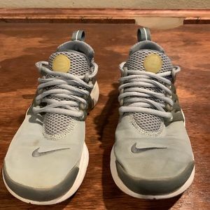 Nike running shoes Grey sz 5Y